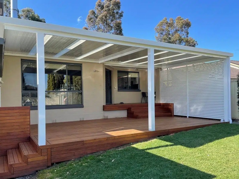 Modern Covered Timber Deck with White Pergola Modern Covered Timber Deck with White Pergola