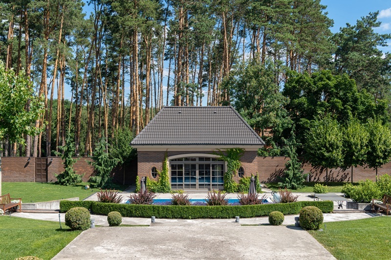 Luxurious Poolhouse Estate Surrounded by Forest Pines Luxurious Poolhouse Estate Surrounded by Forest Pines