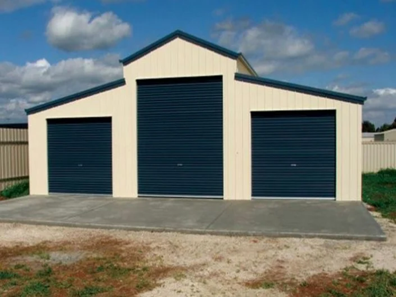 Barn American Country Cream with Deep Ocean Barn American Country Cream with Deep Ocean